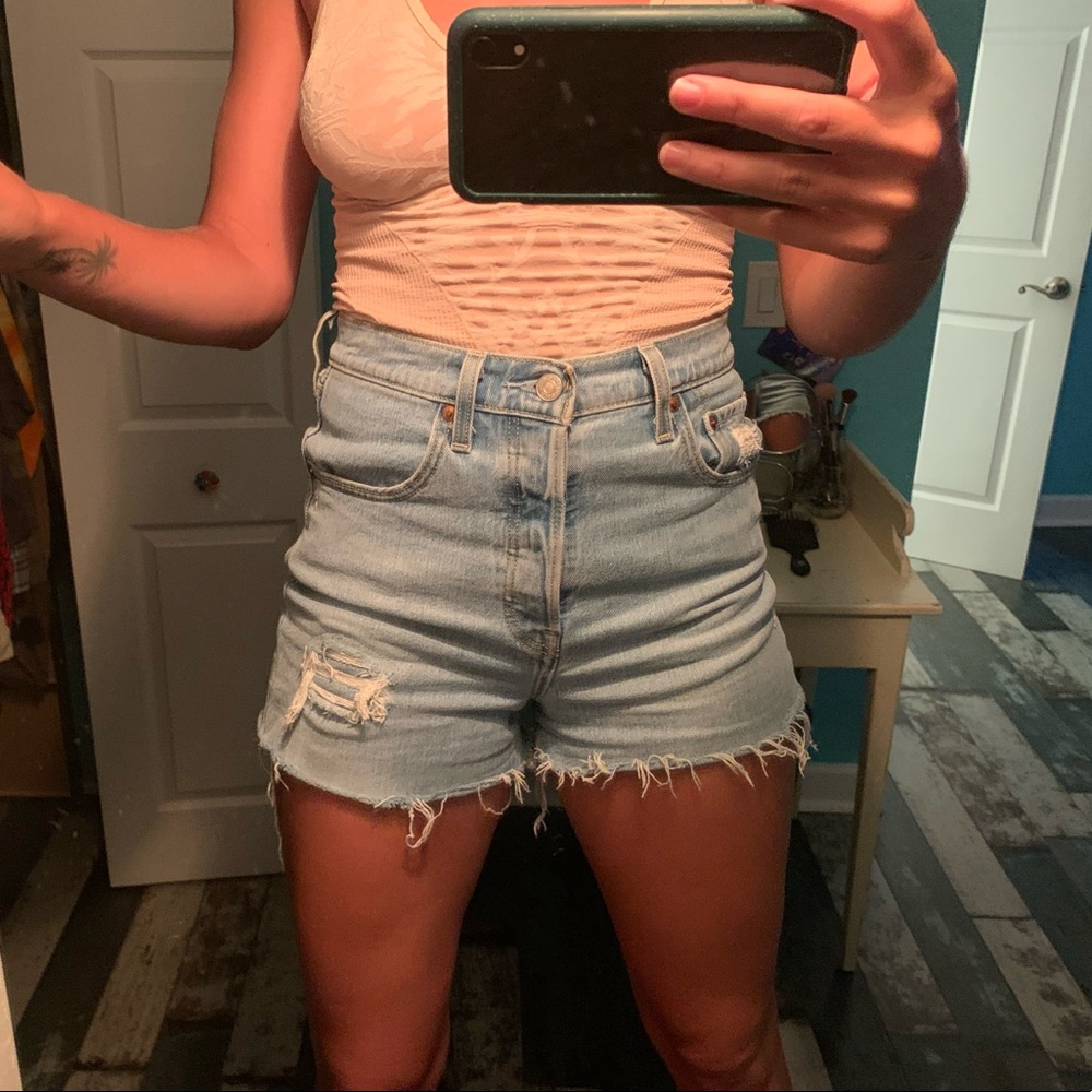Size 27 fits like a 28 Levi’s rib cage denim shorts